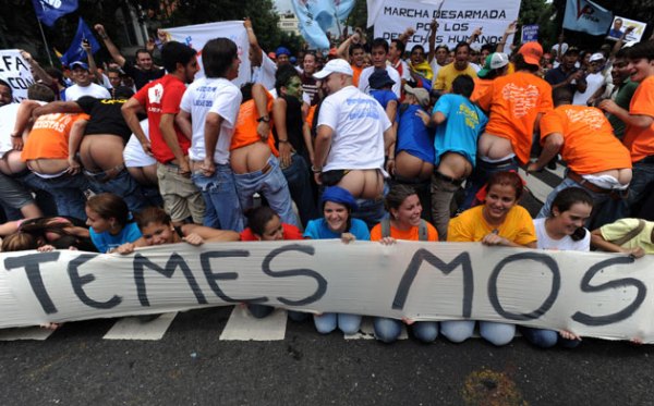 Resultado de imagen para venezuela opositores muestrans sus gluteos